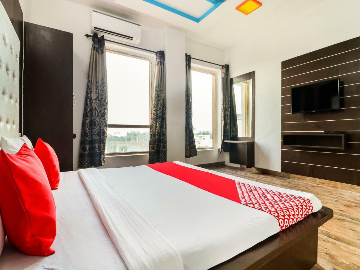 Oyo 47630 Grand Villa Moga Bagian luar foto