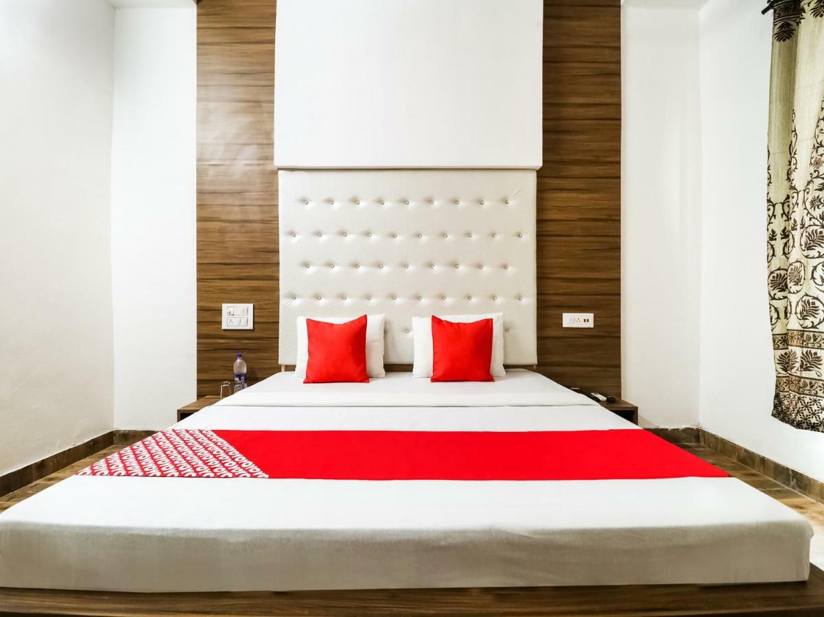 Oyo 47630 Grand Villa Moga Bagian luar foto